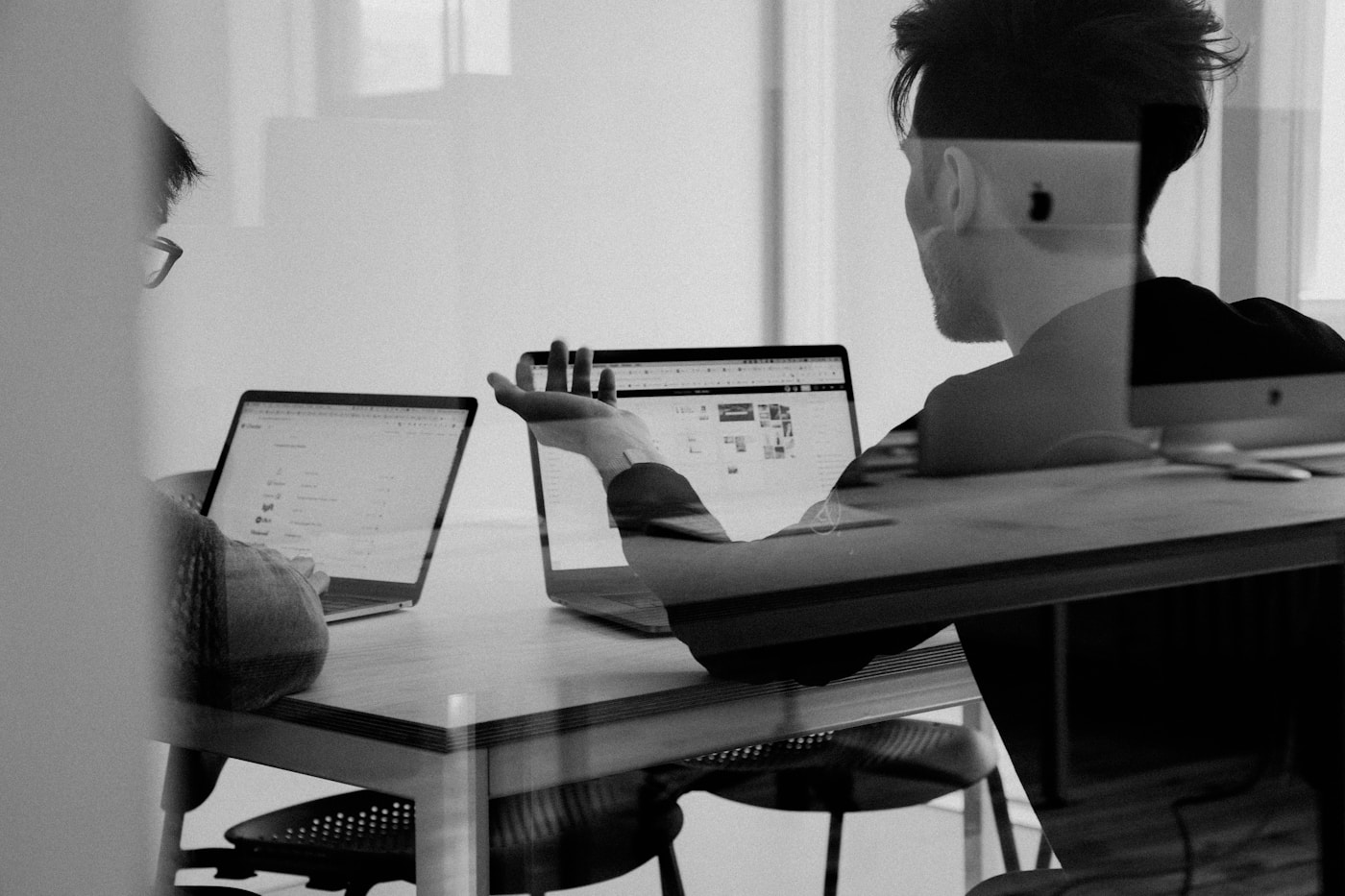 Round-table skills workshop with participants practising AI workflow exercises together